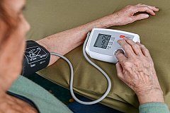 Определение правильной руки для измерения давления: советы кардиолога из Хабаровска