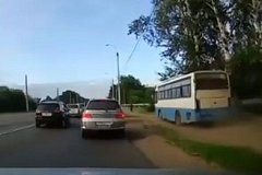 Летящий по обочине автобус едва не сбил пешехода в Хабаровском крае