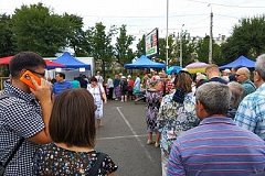 Очередь за доступной рыбой в Хабаровске и заваленное гниющей рыбой побережье Охотского моря (видео)