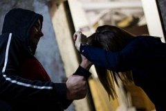 Хабаровчанку изнасиловали средь бела дня на пороге ее квартиры