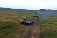 Посевы фермера под Хабаровском переехала огромная колонна танков (видео)