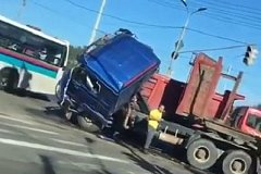 Жесткое ДТП двух большегрузов произошло в Хабаровске (видео последствий)