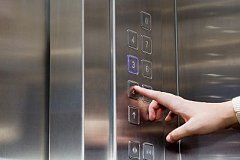 В Комсомольске массово меняют лифты
