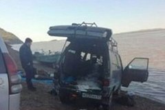 Автомобиль с четырьмя рыбаками ушел под воду в Хабаровском крае