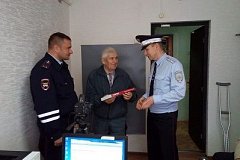 90-летний житель Хабаровского края пришел в ГИБДД за новыми правами