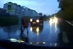 Сразу троих детей сбил автомобиль на "зебре" в Хабаровске (видео)