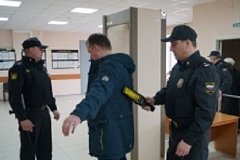 Хабаровчанин пришел в суд с ножом