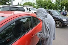 Находящийся в федеральном розыске уголовник попался на угоне автомобиля в Хабаровске