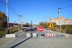Очевидцы: мост на улице Листопадной в Хабаровске сломал «гонщик» на многотонном самосвале