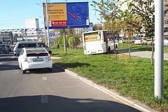 Разъезжающий по газонам и тротуарам пассажирский автобус в Хабаровске сняли на видео