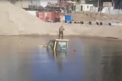 Бульдозер с водителем ушел на дно карьера около строящегося аквапарка в Хабаровске (видео)