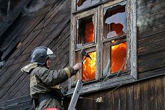 Деревянный барак загорелся в Хабаровске