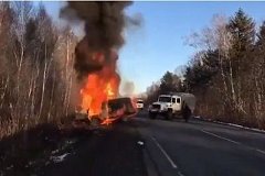 УАЗ перевернулся и загорелся на трассе в Хабаровском крае (видео)