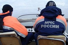 Автомобиль с человеком ушел под воду в Хабаровском крае