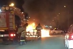 Охваченную сильным пламенем машину сняли очевидцы после ДТП в Хабаровске (фото, видео)