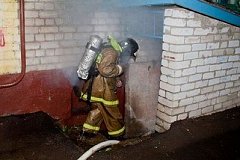 Жильцов многоэтажки эвакуировали из-за пожара в Хабаровске