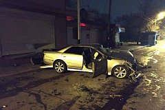 Автомобилист снес фасад магазина и столб в Хабаровске, после чего сбежал (фото)