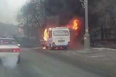 Пассажирский автобус сгорел дотла в центре Хабаровска (видео)