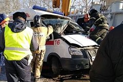 Машину скорой помощи раздавило в Комсомольске (фото)