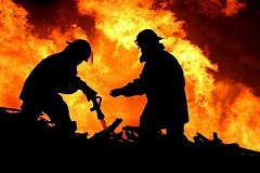 Сильный пожар уничтожил пиломатериалы на производственной базе в Хабаровске