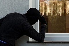 Комсомольчанин обокрал соседа, забравшись в квартиру через балкон