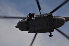 Вертолет МЧС эвакуировал охотников из тайги в Хабаровском крае