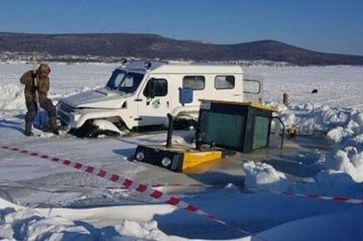 Внедорожник и погрузчик ушли под лед на переправе в Хабаровском крае (фото) фото 3