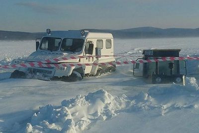 Внедорожник и погрузчик ушли под лед на переправе в Хабаровском крае (фото) фото 2