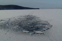 В Хабаровском крае на дне бухты Тигиль нашли автомобиль пропавших рыбаков