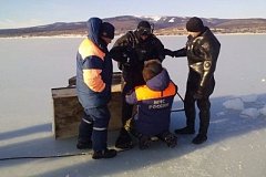 Пропавших рыбаков не оказалось в машине, найденной на дне бухты Тигиль (видео)