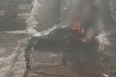 Легковушка вспыхнула среди бела дня на улице Индустриальной в Хабаровске (видео)