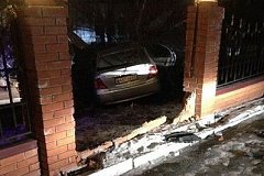 Хабаровский автолюбитель пробил забор и влетел на территорию кафе (фото)