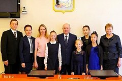 Сергей Кравчук поздравил юных хабаровских гимнасток с победой на соревнованиях в США