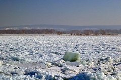 Соцсети: внедорожник с людьми ушел под лед в Хабаровске