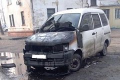 Микроавтобус сгорел среди белого дня в Хабаровске (фото)