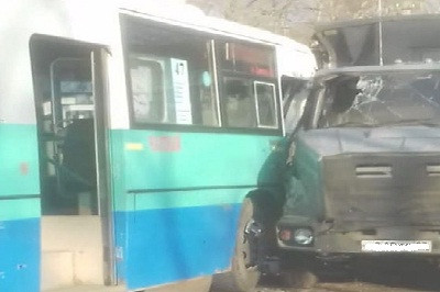 Ребенок пострадал в результате столкновения автобуса с грузовиком в Хабаровске (фото) фото 2