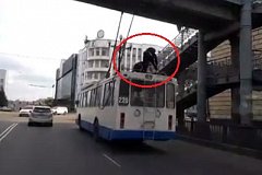Подростки катались на крыше троллейбуса по центру Хабаровска (фото)