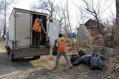 Более четырехсот мешков с мусором ежедневно вывозят с улиц Хабаровска
