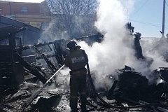 В Хабаровске огнеборцы ликвидируют сильный пожар