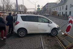 В Хабаровске автоледи сбила двух женщин на тротуаре (видео)