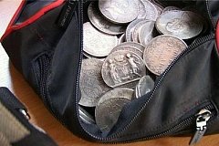 Хабаровчанину продали сувенирные монеты под видом старинных