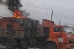 Мусоровоз загорелся посреди дороги в Хабаровске