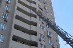 Хабаровские огнеборцы потушили пожар в многоэтажке краевого центра
