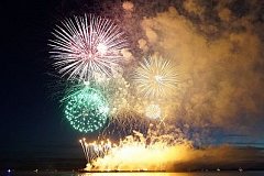 Грандиозный фейерверк осветил небо над вечерним Хабаровском в честь Дня рождения города