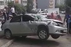 Автокран смял несколько автомобилей в Хабаровске