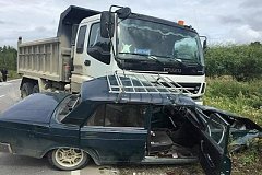 Водитель легковушки погиб после столкновения с самосвалом в Хабаровском крае
