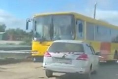 Водитель умер за рулём и врезался в автобус в Комсомольске