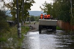 Спасатели организовали переправу на подтопленном участке Хорпинского шоссе в Комсомольске