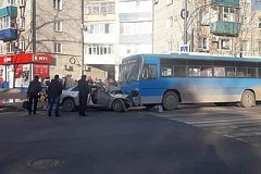 Таксист погиб после столкновении с автобусом в Хабаровском крае