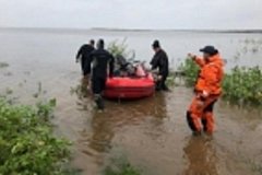 Затонувшую лодку и вещи пропавшего рыбака нашли водолазы в Хабаровском крае